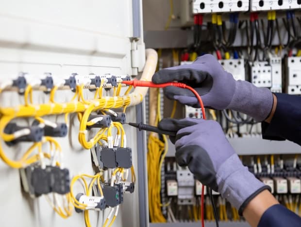 Equipo de seguridad industrial en una mesa de trabajo